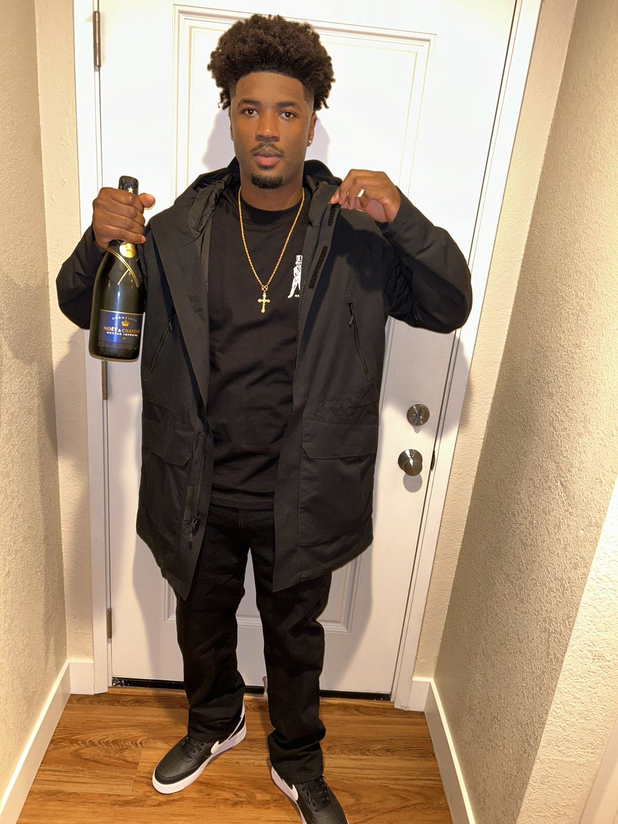 DopeItsDoms's tweet photo. 🍾 https://t.co/srXmZKbmVP