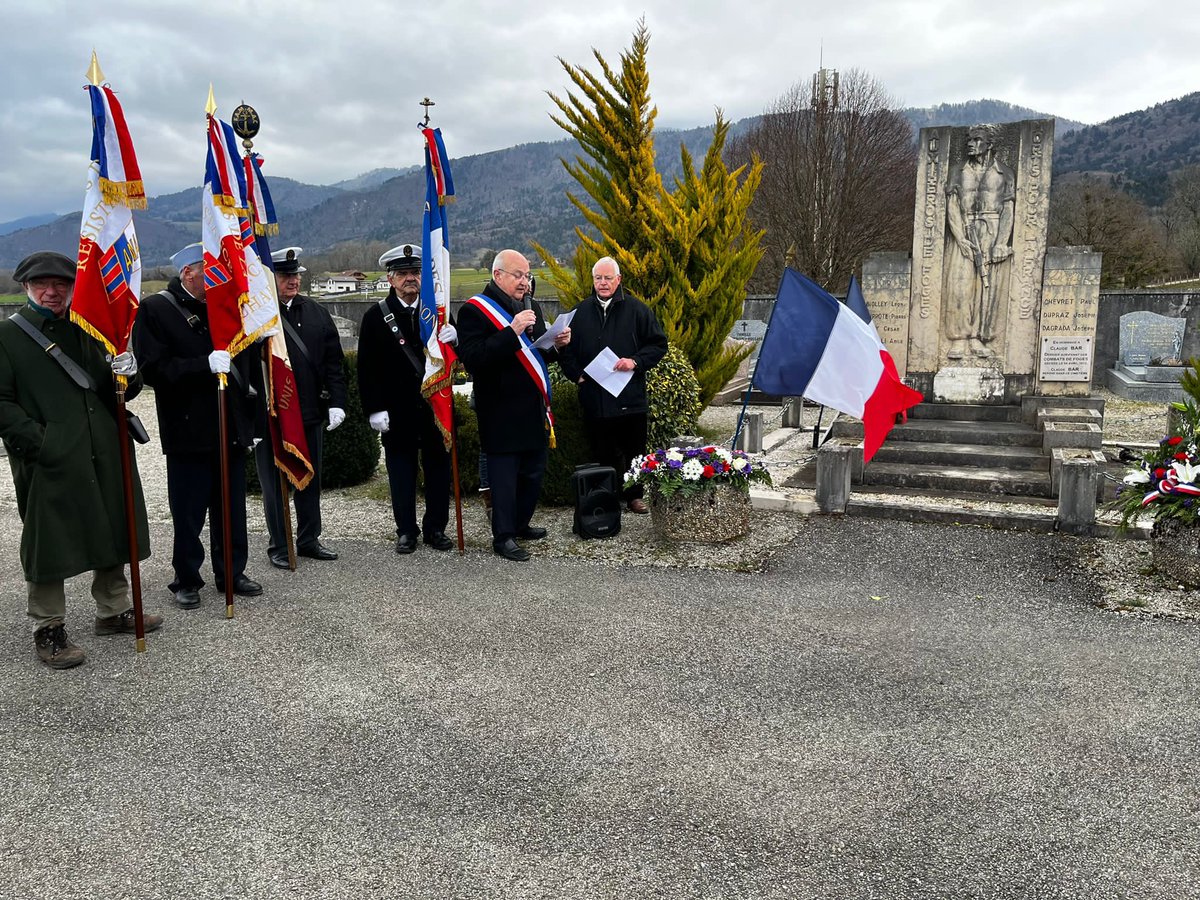 CyrilPellevat's tweet photo. #Commémoration pour rendre #hommage aux événements de Foges au cimetière de Sciez puis devant le monument aux morts de Lully.
Puis une autre #cérémonie à l’école hôtelière de Thonon les Bains pour les fusillés du Savoie Léman. 

#anacr #devoirdemémoire https://t.co/hqYp38VTy8