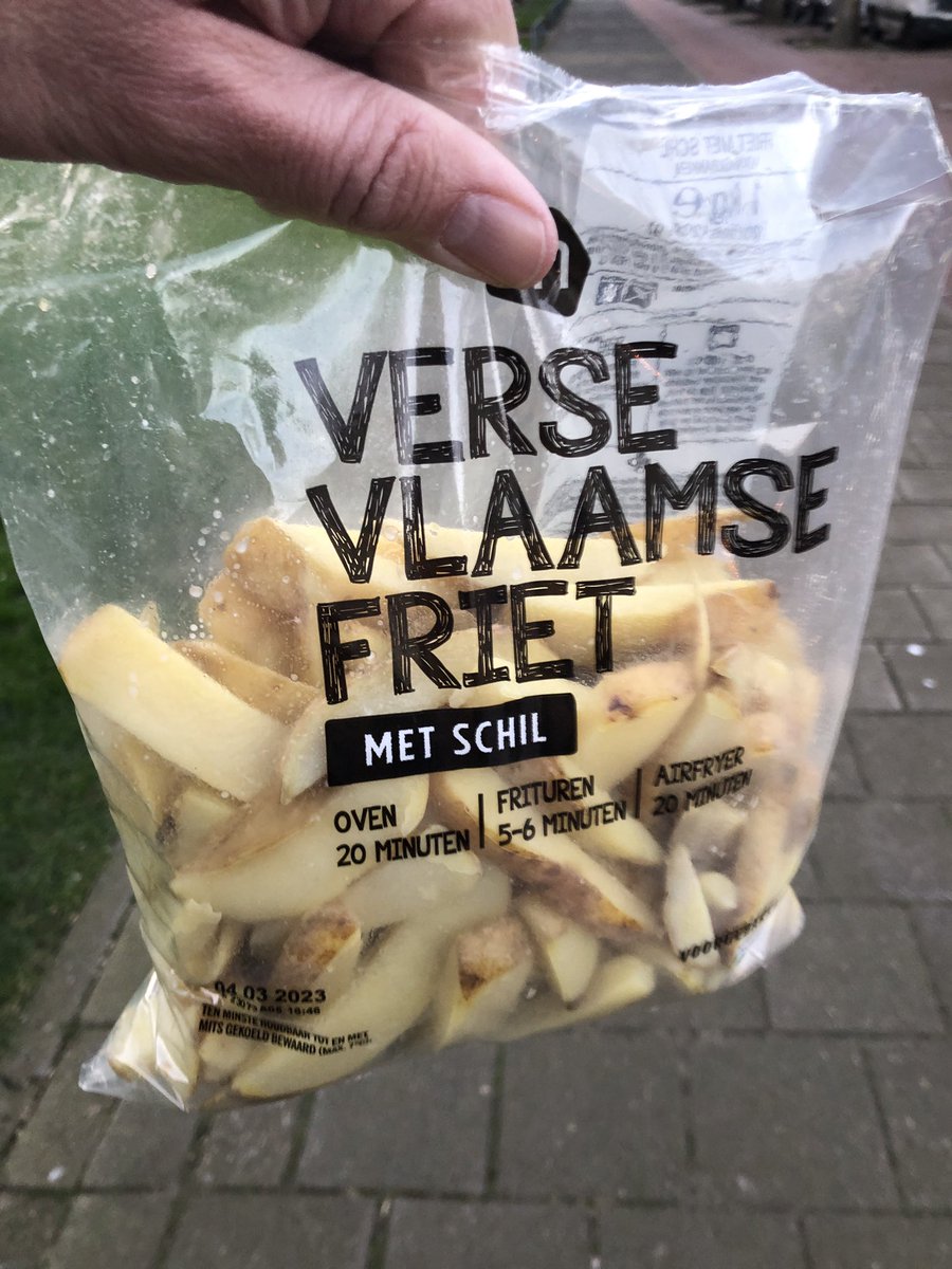 De zoveelste keer.
Een opgeblazen zak en zuur stinkend.
Helaas het bonnetje niet meer dus je kan naar je friet fluiten en naar de €2,40.
Erg jammer <a href="/albertheijn/">Albert Heijn</a>  #gedesillusioneerd