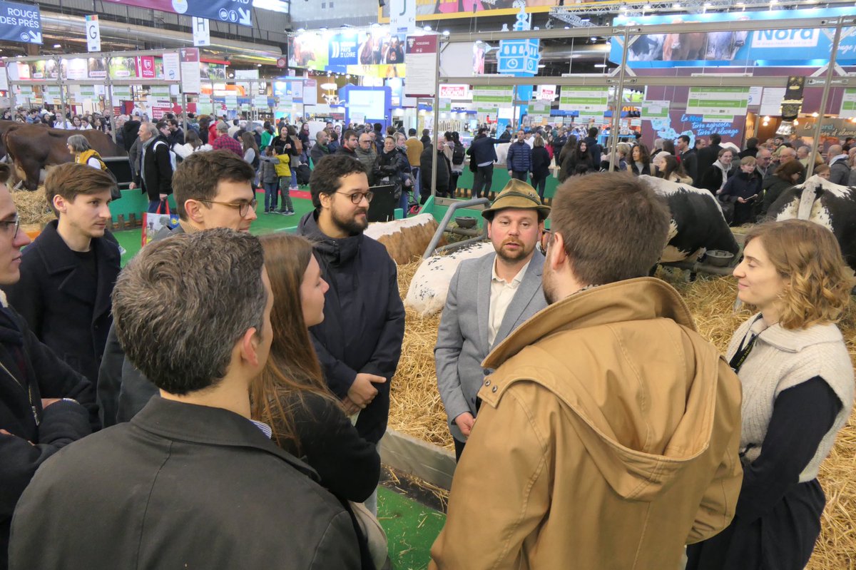 J_Democrates's tweet photo. 🌾 #SIA2023 

📸 Retour en images sur la visite des Jeunes Démocrates au @Salondelagri.

💬 « Ce salon est un moment de rencontres, d’échanges avec le monde agricole, pour que nous bâtissions ensemble un pacte de compréhension mutuelle et de fierté partagée » - @MFesneau https://t.co/wbUAVDeKL5