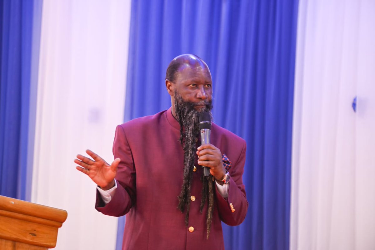 ShamolaEdith's tweet photo. When Baal tried to contest God Elijah the prophet of God gave them chance to call on their god,they called and he dnt answer when it was time for Elijah to call on YAHWEH,He answered by fire
#ProfetaDaChuva https://t.co/gVqCWLiG8j