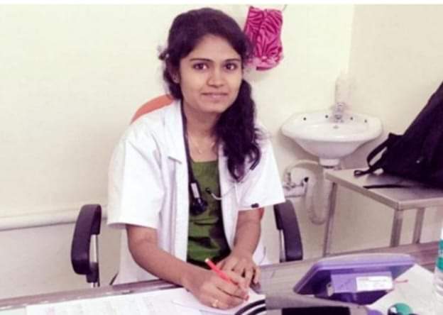 Eatala_Rajender's tweet photo. డాక్టర్ ప్రీతి మరణం చాలా బాధాకరం, ఆమె ఆత్మకు శాంతి కలగాలని కోరుకుంటున్నాను.

మధ్యాహ్నం ప్రీతి తల్లిదండ్రులను ఒదార్చలేకపోయాను. వారికి ధైర్యం అందించాలని భగవంతుని ప్రార్థిస్తున్నాను. ప్రీతి మరణానికి కారణం అయిన వారిని కటినంగా శిక్షించాలని డిమాండ్ చేస్త��... (1/2) https://t.co/00lo3ISyJi