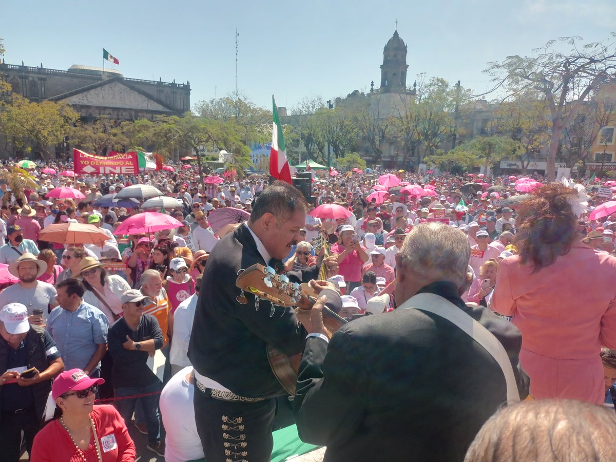 CarlosMiranda_'s tweet photo. #MarchaINE
GUADALAJARA PRESENTE!!!
México despierta, México vivo.
#ElINESomosTodos y se respeta.
Amlo, terminas y te vas. https://t.co/vEoHp0nQ9R