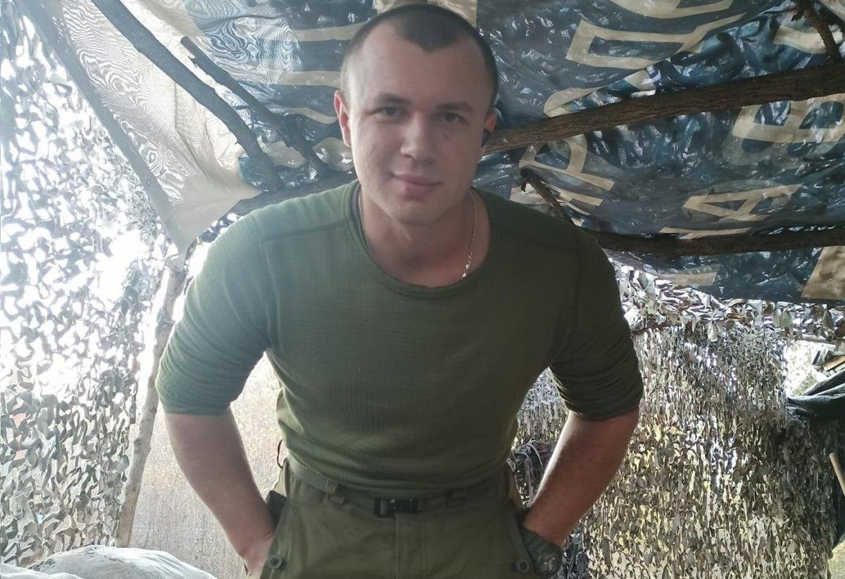 Україна вже починає відмічати роковини по загиблих Героях.
24 лютого сапер Віталій Скакун підірвав себе разом з Генічеським автомобільним мостом,щоб зупинити ворожу техніку.
Ганьба тим, хто досі каже що Південь не захищали!
У Празі, біля посольства рф, є міст ім. Віталія Скакуна.