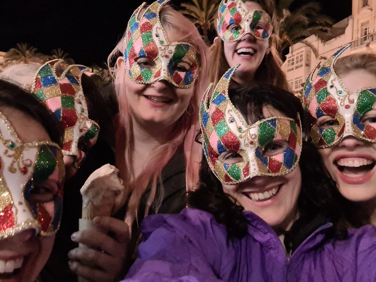 Very sunny <a href="/runningpunks/">Running Punks</a> #sundayrunclub <a href="/carnavaldecadiz/">La Voz del Carnaval</a> showing my friends the carnival of my kind of home town