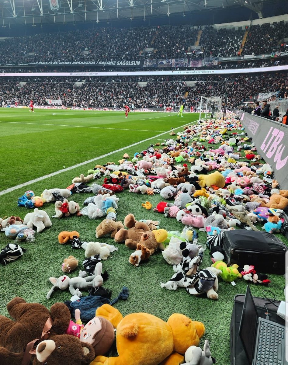 • Yaşamak berrak bir gökte çocuklar aşkına savaşmaktır .."