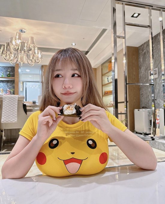 Pikachu loves Onigiri 🍙 

Insta: janie.lin 
TikTok: janie.lin
YT: Janie153 & JanieSenpai
https://t.co/MBdSnlM6cg

#Pokemon