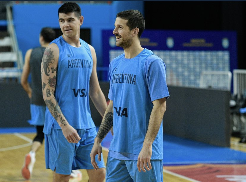 Lo que hicieron estos dos, nos llena de orgullo a todo el basquet argentino. Pero va más allá del enorme detalle, habla del compromiso de los jugadores que ya estaban y de un grupo que antepone siempre el equipo argentino por sobretodo.
ADN/GD
Gracias <a href="/nicolapro7/">Nicolas Laprovittola</a> <a href="/gabriel_deck/">Gabriel Deck</a>