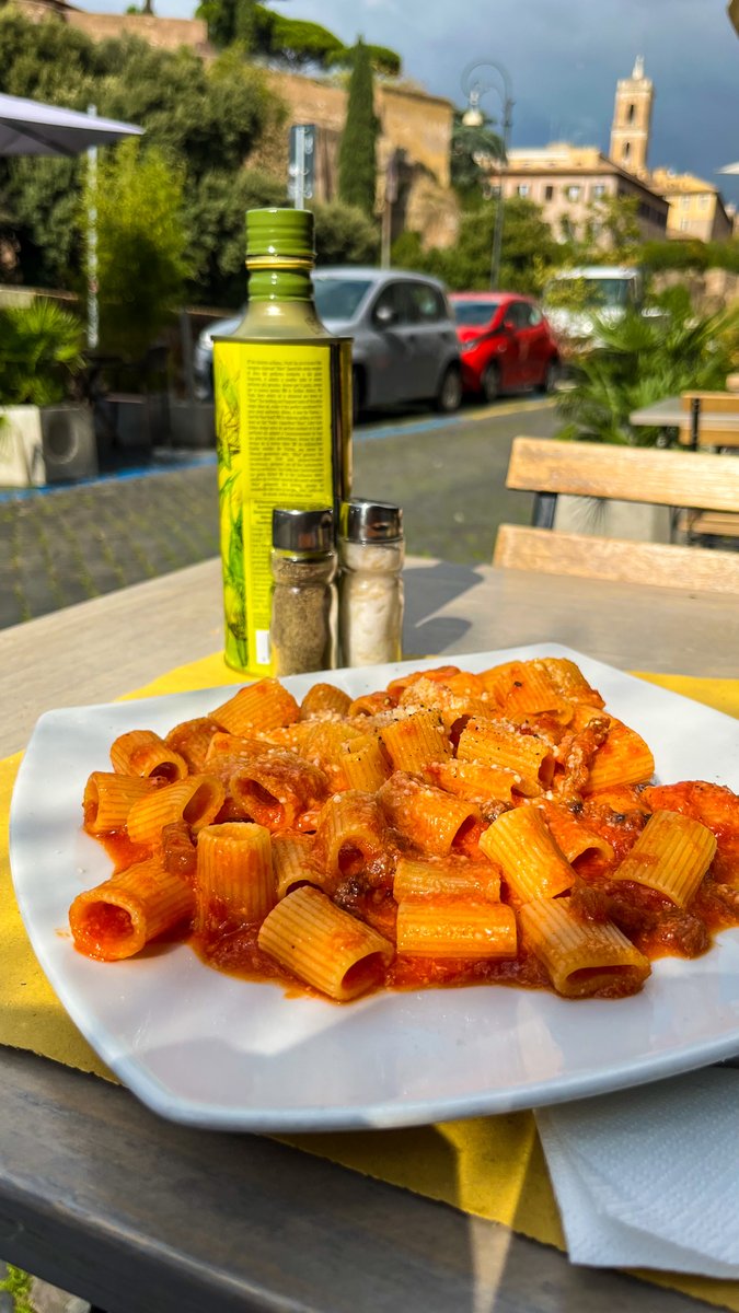 Juliomexica's tweet image. На правах человека, который живет в Италии с октября и ест пасту два раза в день, небольшой тред о том, как выбрать идеальную форму макарон к вашему блюду 🍝

Основан на исследованиях интернета, купленных кулинарных книгах и многочисленных обедах в римских рестиках.