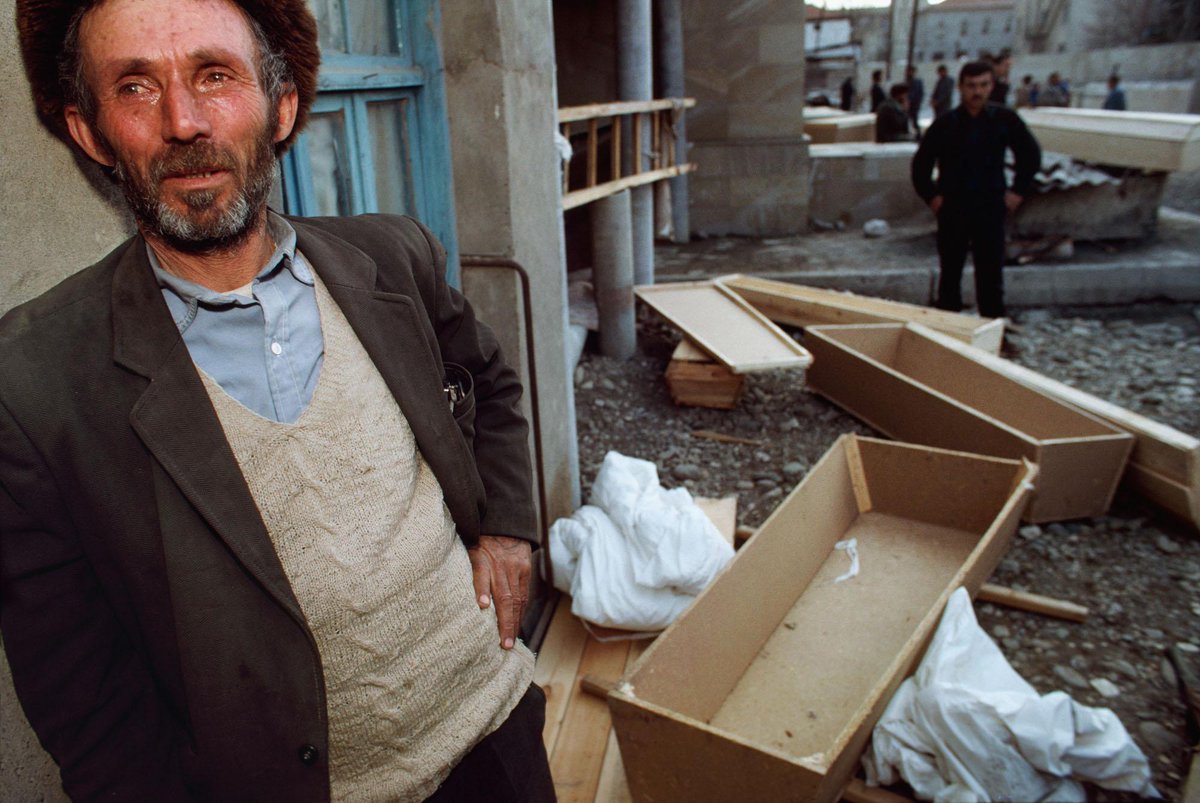 rzvanova's tweet photo. Azerbaijan
Karabakh, Agdam
February 1992
A man waits outside the morgue for the body of his dead relative. He has prepared the coffin and white shroud (Kafan) to wrap the body in accordance with Muslim burial rituals.
#KhojalyGenocide
#26February1992 https://t.co/7wdGOEGwS1