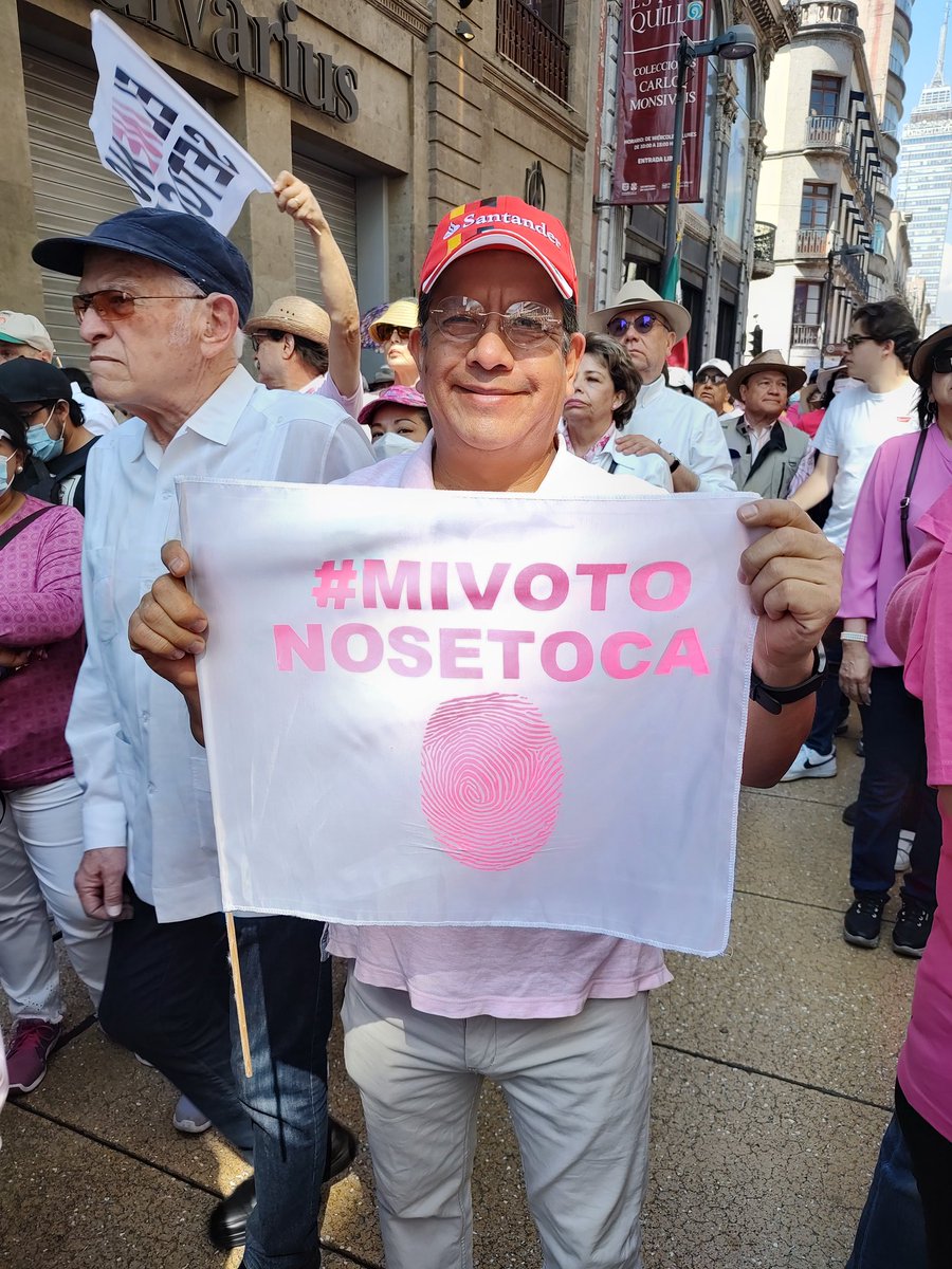 valentinoruben's tweet photo. #miVotoNoSeToca
#YoSiVineAlZocalo https://t.co/EufXFDcWnR
