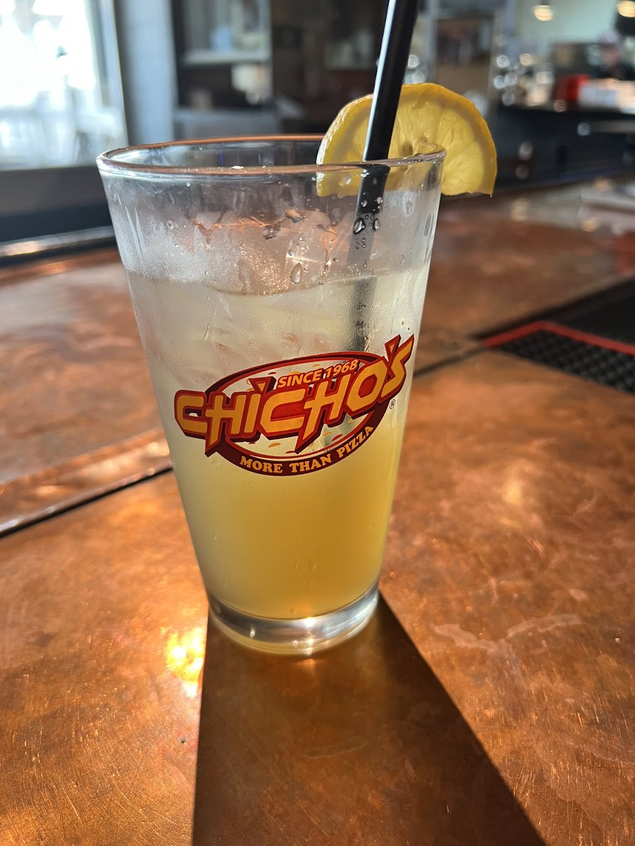 PtmoneyP's tweet image. When I want a great lunch with a cocktail #spicypizza #chichos