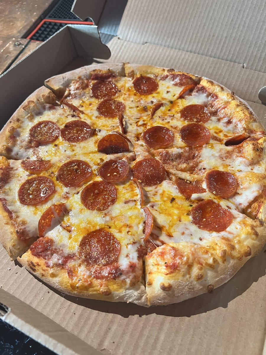 PtmoneyP's tweet image. When I want a great lunch with a cocktail #spicypizza #chichos
