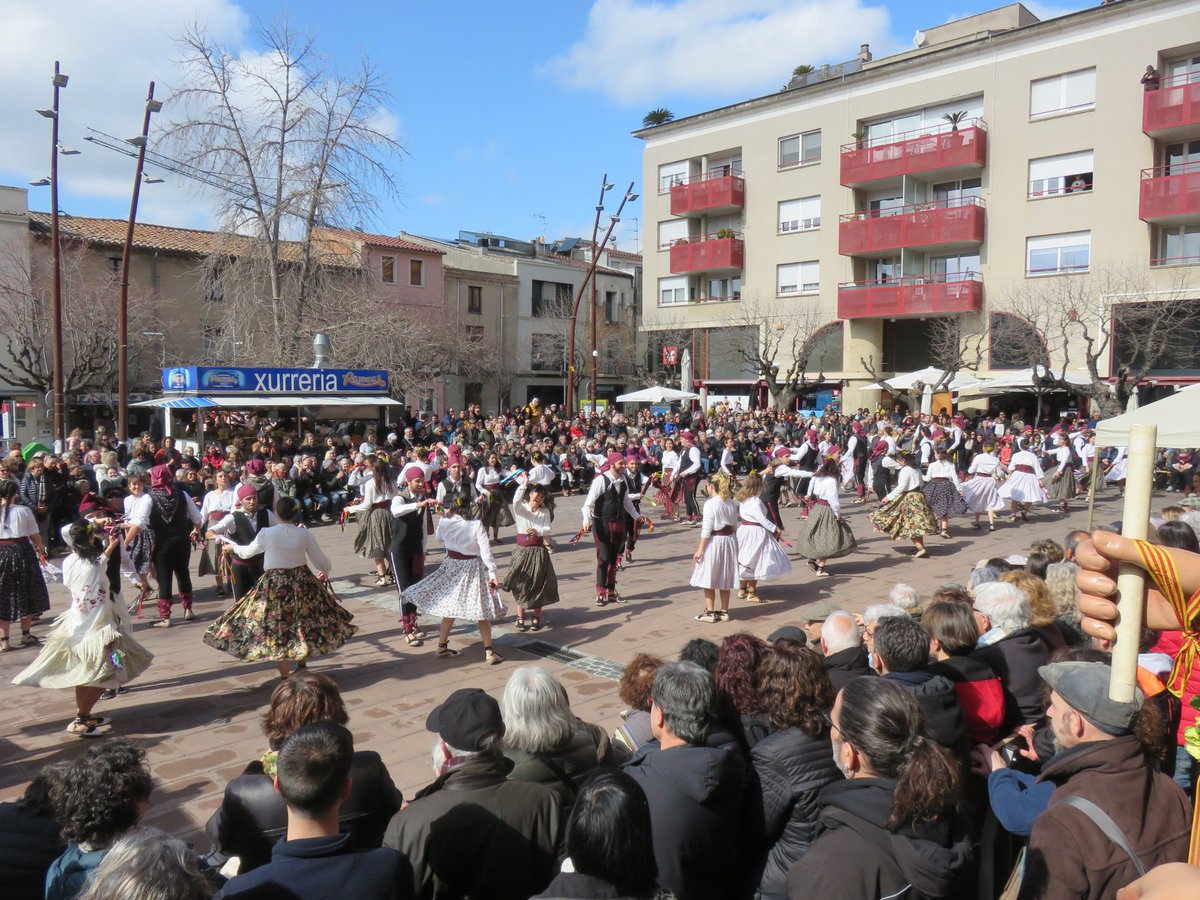 Dolors_Castella's tweet photo. ESPECTACULAR #BalldeGitanes a #laGarriga
Una seixantena de dansaires, molt jovent, música en viu, la plaça plena i un migdia radiant! 
Enhorabona @GitanesLG per posar al dia una tradició del poble que va camí dels 200 anys! 
A seguir encomanant tanta alegria al poble!
#fempoble https://t.co/RbgZVZNIyW