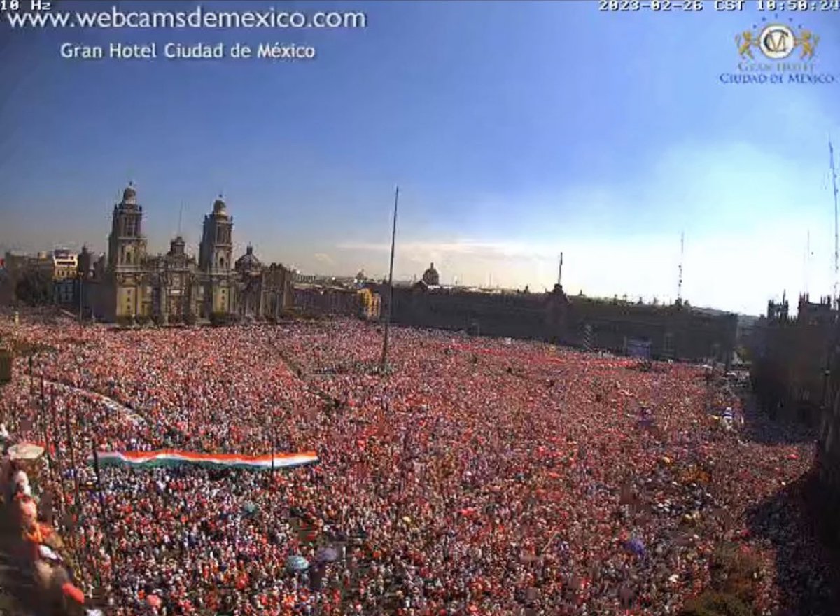 Termina el mitin #ElINENoSeToca en la Plaza de la Constitución #CDMX  sin una sola ventana rota. Otro logro.