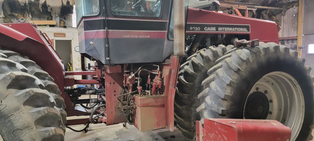 marioncofarmer's tweet photo. The things you do when the 3pt hasnt been used in 10 years #caseih9230 #steiger #shitwasstuck
Lots of #pbblaster heat new zerts and a drill bit plus the skidloader sledgehammer and drill the petrified grease out of things now i can hook my #4900kinze up. #paidforjunk https://t.co/xFVsb503dN