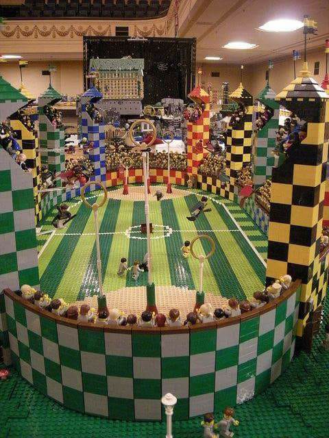 Campo de quidditch de Hogwarts construido con LEGO. No digas nada, solo haz RT.