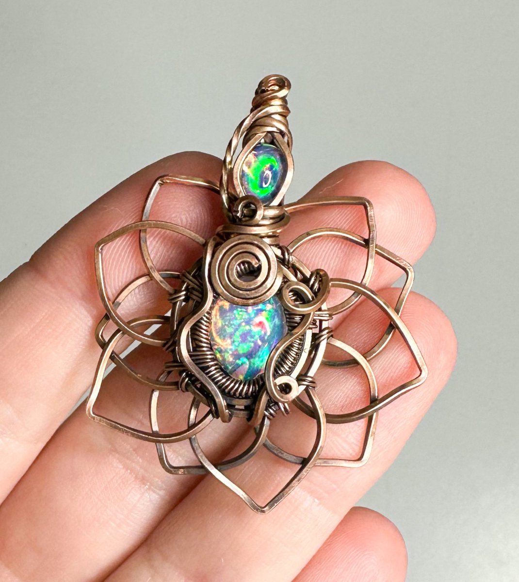🌈 AUCTION 🌈

starting bid: $200
must go up by increments of $1 or more
TAG who you’re outbidding

ONLY BID IF UR ABLE TO PURCHASE NOW. Highest bid has to send payment w/in 30 min after auction

The last double opal sunflower pendant I’ll ever be making :) 

ENDS AT 5PM EST🌻
