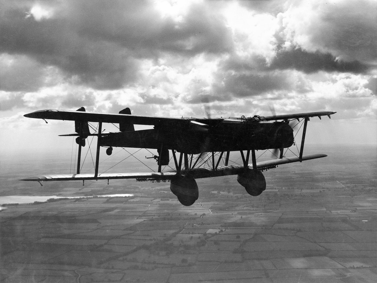 RAFMUSEUM's tweet photo. #CuratorsPick : Handley Page Heyford Mk. IA of No. 10 Squadron, 1935. This biplane night bomber had a short operational career, entering service in 1933 and being relegated to training in 1939. Unusual was that the bombs were carried in the lower wings, rather than the fuselage. https://t.co/qrFotndYvN