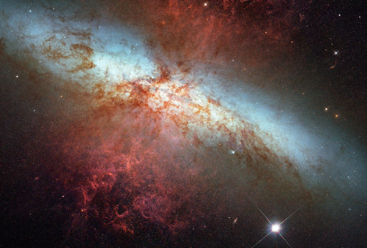 HubbleArchives's tweet photo. On this day (Feb 26) in 2014, this #Space photo was released:

M82 Hubble Mosaic with 2014 Supernova https://t.co/q4kxvqXcb1