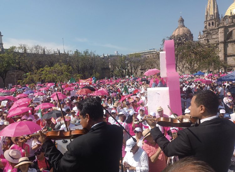 Mzavalagc's tweet photo. Sin duda una Victoria Ciudadana la defensa de la libertad y la democracia. El zócalo lleno (igualmente llenas las calles que dan a la Plaza) y + de 100 ciudades. https://t.co/7EdEL4KPUx