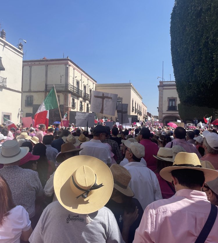 Mzavalagc's tweet photo. Sin duda una Victoria Ciudadana la defensa de la libertad y la democracia. El zócalo lleno (igualmente llenas las calles que dan a la Plaza) y + de 100 ciudades. https://t.co/7EdEL4KPUx