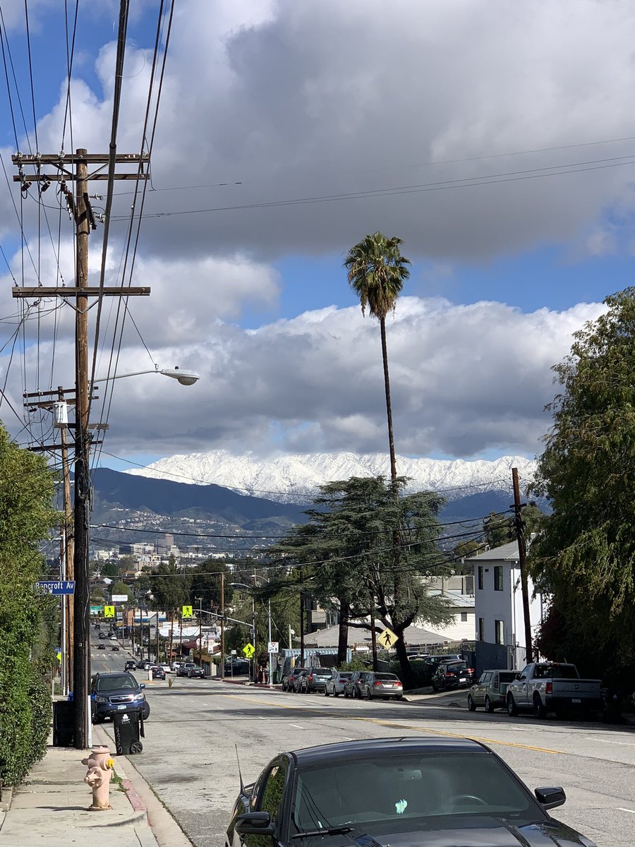 hooveyff's tweet photo. You can see the snow in the mountains near Pasadena from the city #LABlizzard https://t.co/KwAhygCnoz
