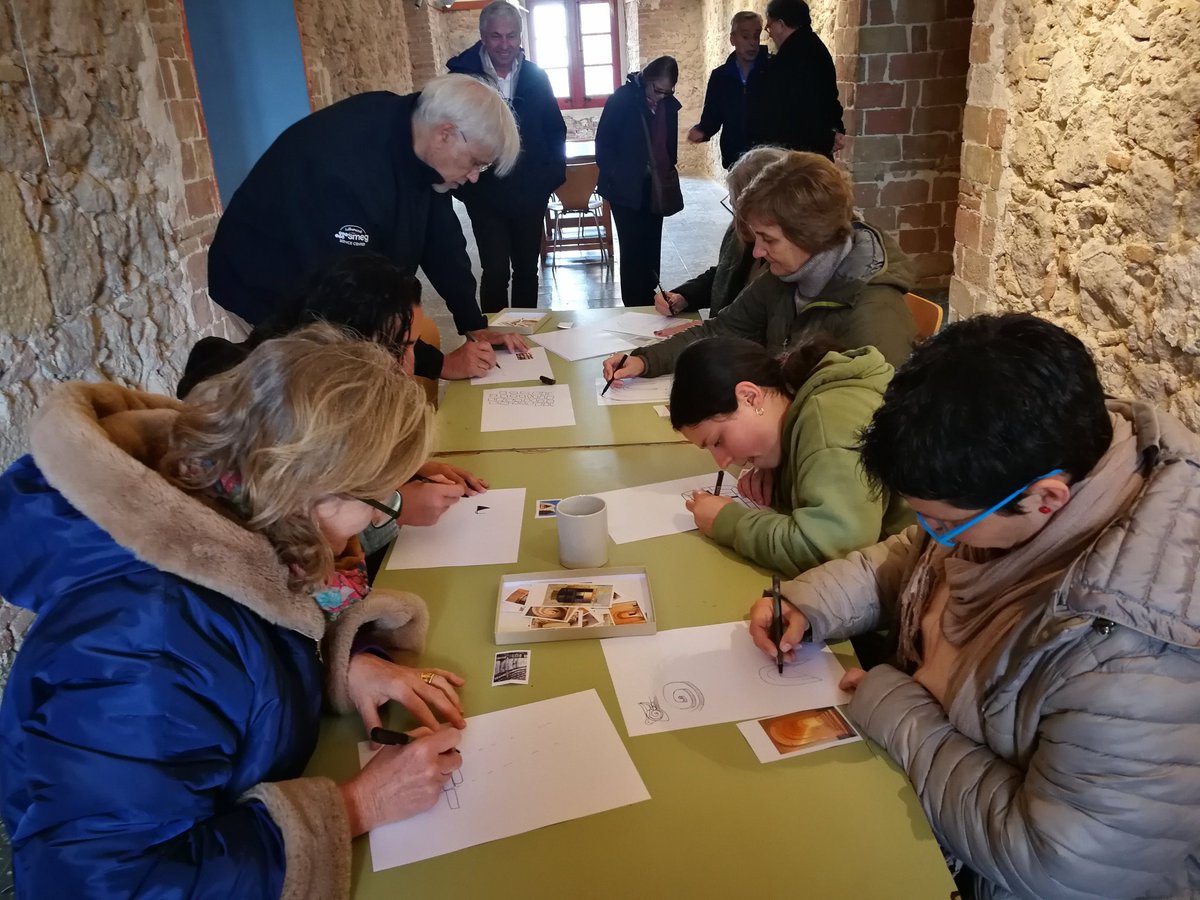 carmehuerta7's tweet photo. A la visita-conversa d'@amicscastellsantferran parlem d fotografies d la Fortalesa realitzades x joves d'@EscolaAFPAE,  tb dibuixem detalls del monument x construir 1 mural participatiu #arts #fotografia/Avui he vist molta implicació. Gràcies x venir! https://t.co/TRbbtS5oVG