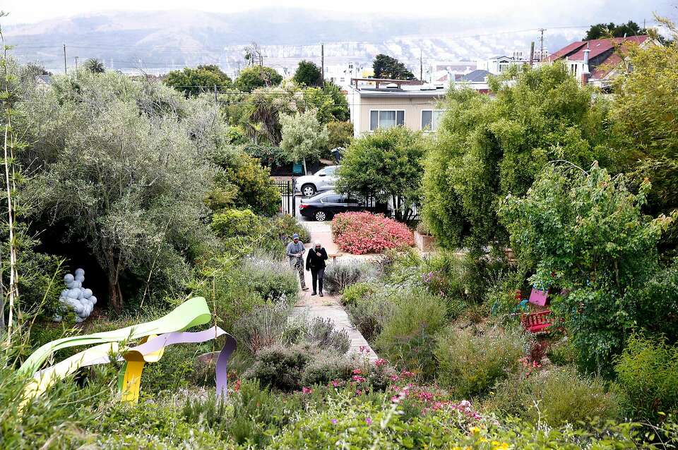 sfchronicle's tweet photo. San Francisco's ultimate day hike: The 17-mile Crosstown Trail stretches diagonally across San Francisco and seems to deliberately bypass all the S.F. tourism guidebook standards and trendiest neighborhoods.

Read more: https://t.co/MkRuRoUnUR https://t.co/xtV0GAVMFA