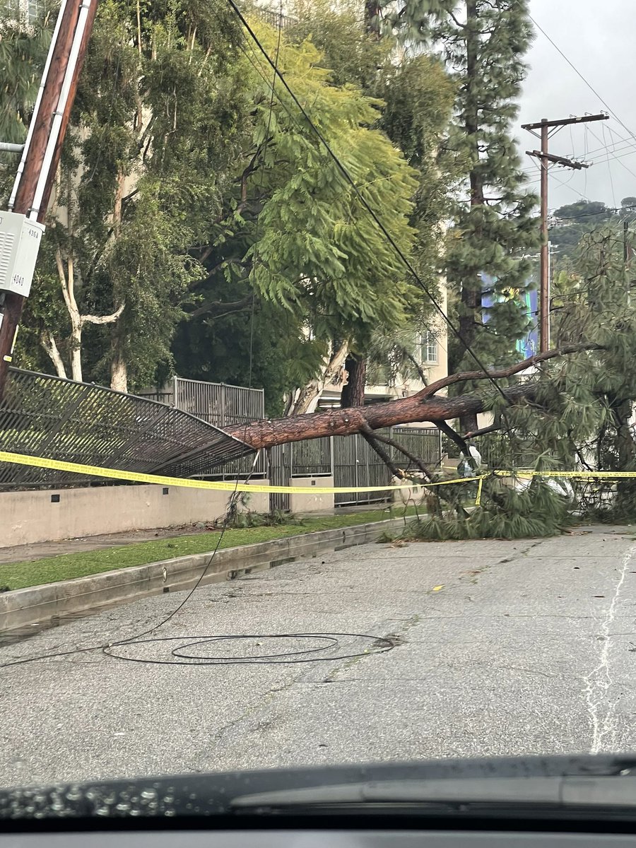 laactnow30's tweet photo. Come on @LADWP get your shit together! We have been without power for 3 days now! We are freezing and loosing food! FIX IT! Unacceptable! https://t.co/5yC4IFJCTQ