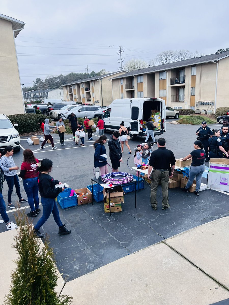 ICareAtlanta's tweet image. Hello, family and friends. Yesterday, @ICareAtlanta partnered with @Chambleepolice to supply food to 62 families and toys to 50 kids in the Atlanta community. We sincerely thank @ChambleepoliceDepartment.