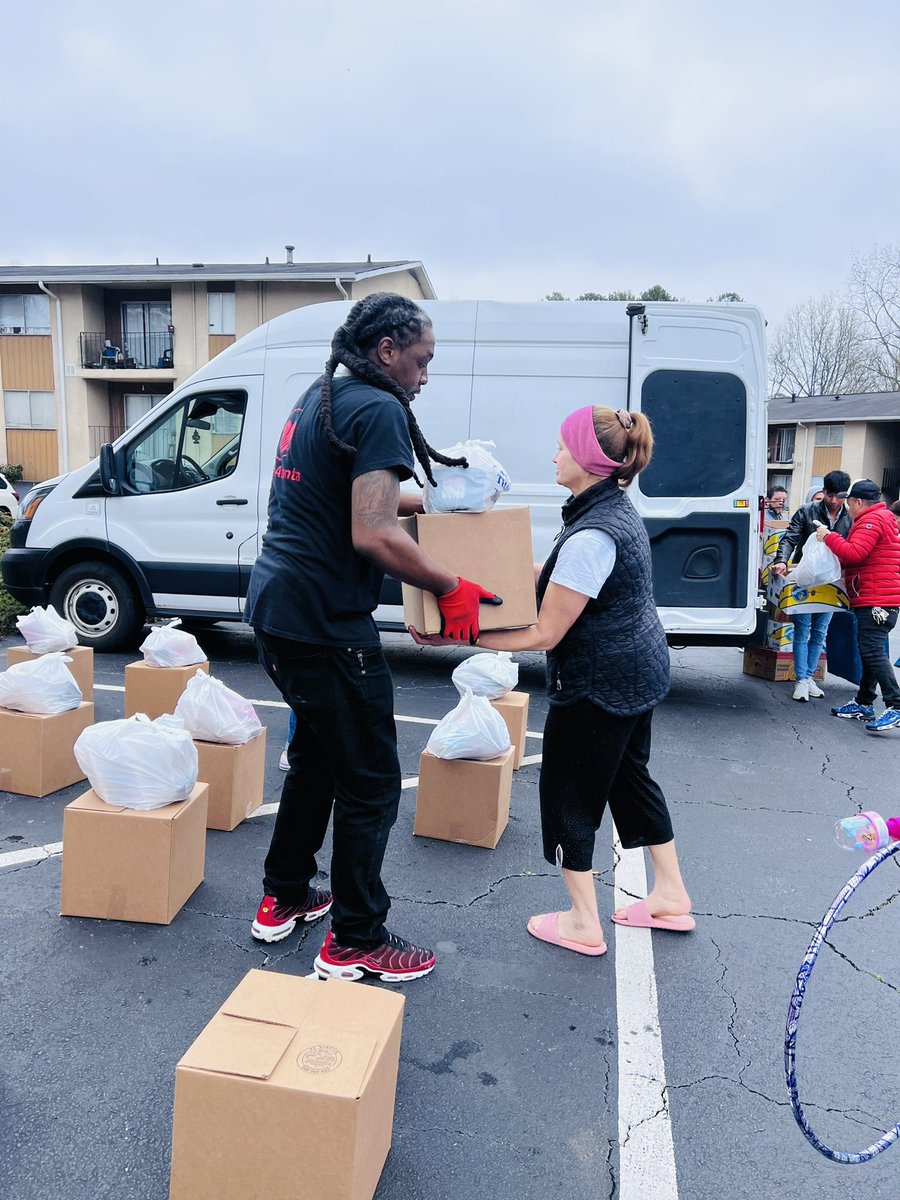 ICareAtlanta's tweet image. Hello, family and friends. Yesterday, @ICareAtlanta partnered with @Chambleepolice to supply food to 62 families and toys to 50 kids in the Atlanta community. We sincerely thank @ChambleepoliceDepartment.