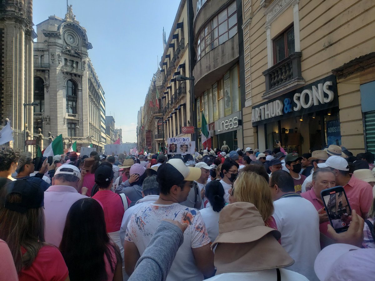 URGabrielR's tweet photo. En 1988 con 15 años de edad acudí a una manifestación al #Zócalo para exigir la democratización del país.
Hoy acudo nuevamente pero para defender nuestra democracia.

#ElINENoSeToca

#MarchaINE https://t.co/AJLhgFRZKC