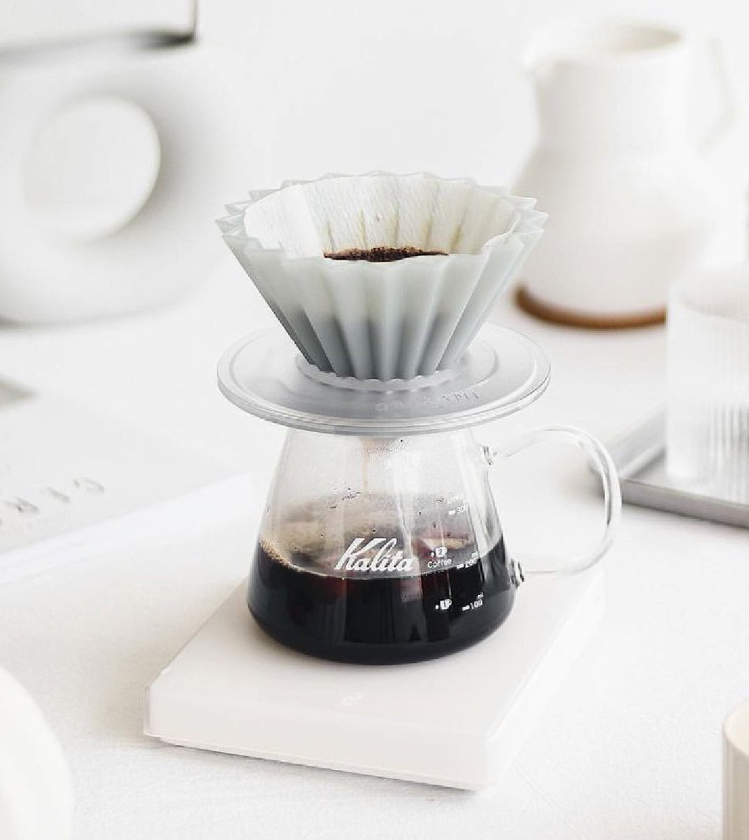 El origami dripper es la evolución de la v60. Extrae parejo, limpio y mas rapido (asi que hay que moler un poco mas fino), pero practicamente no se tapa y ademas es asi de lindo.
