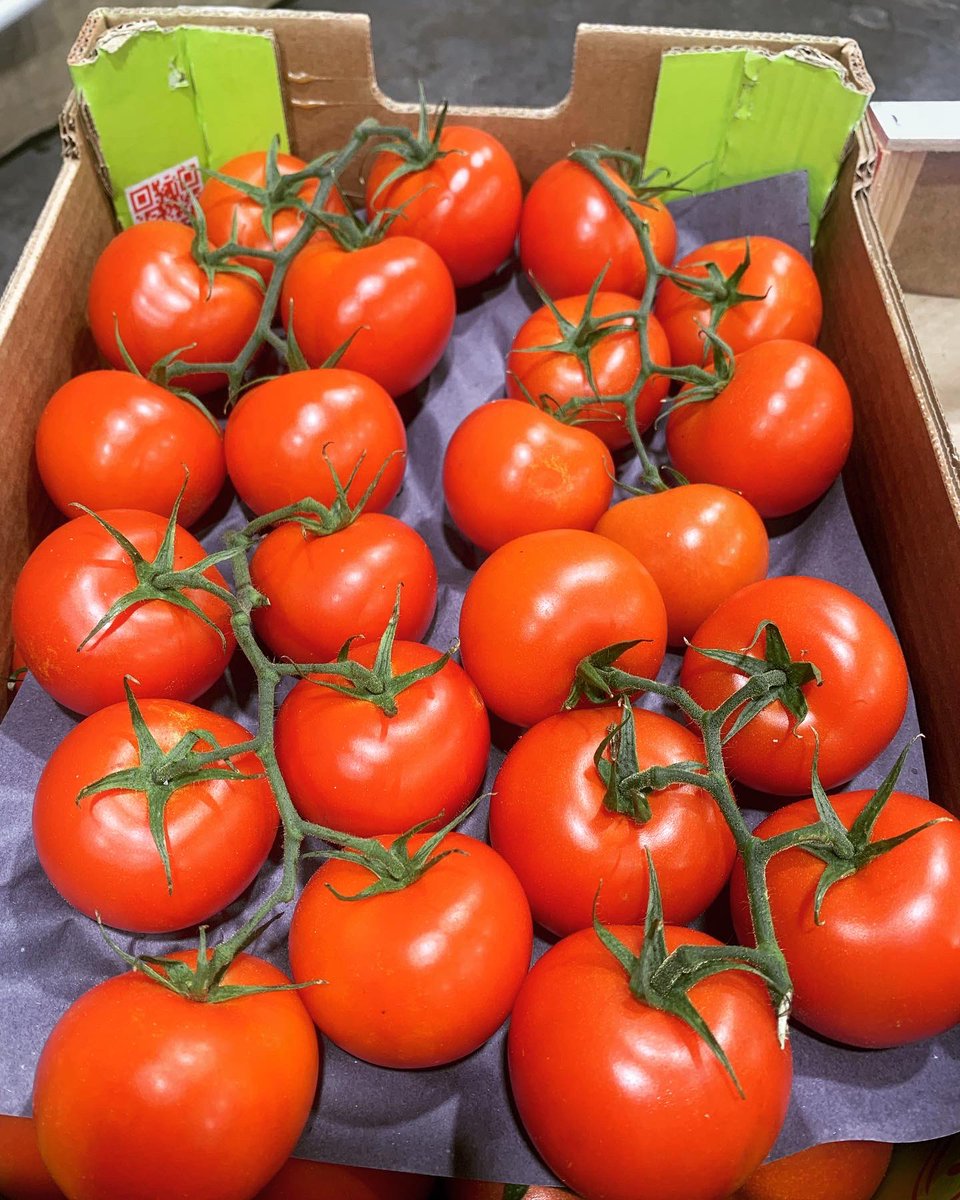 TatwsTrading's tweet photo. As an #independent Greengrocer we’ve had our best week ever in #February it’s fantastic to explain truthfully what’s going on to customers old &amp; new &amp; hopefully the #supermarkets have finely Fucked it up for themselves #Greed when you #shoplocal we tell the truth 👊👊 https://t.co/5M79NsHGNU