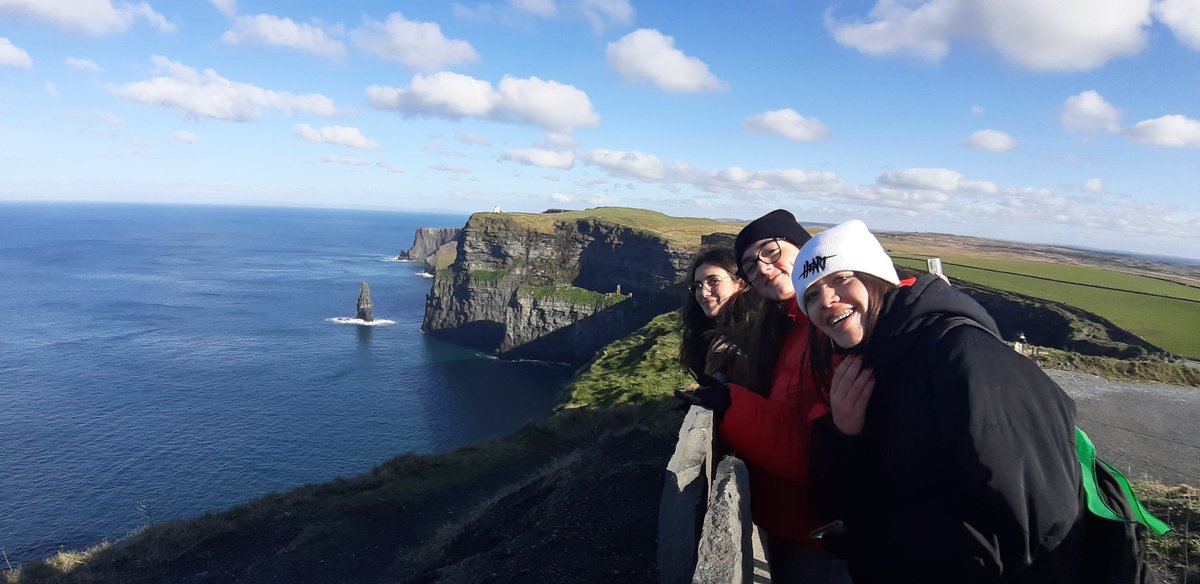 iesalonsodemad1's tweet image. Y hoy ha tocado día de excursión.
Hemos visitado los Acantilados de #Moher y #Galway