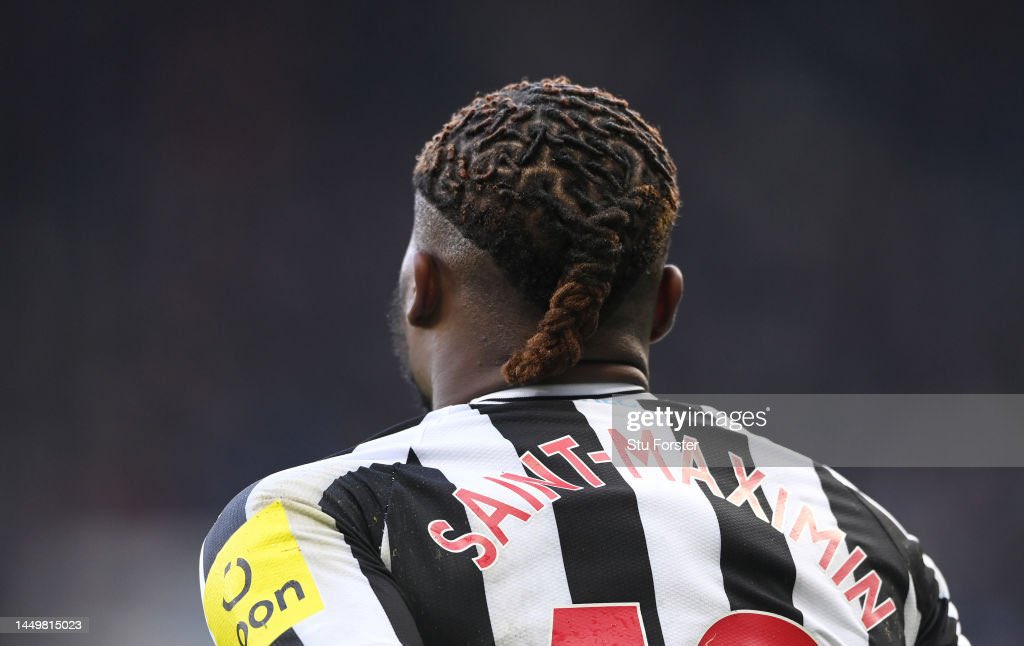 Why did Allen Saint Maximin have a piece of 💩 at the back of his head? #MANNEW