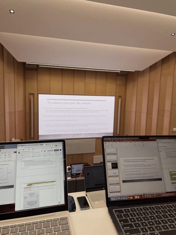 beenthatmay's tweet image. Como passar slides em uma apresentação de trabalho com o celular 

Uma thread pra facilitar a vida do #studytwtbr #studytwt 

Segue o fio🧶