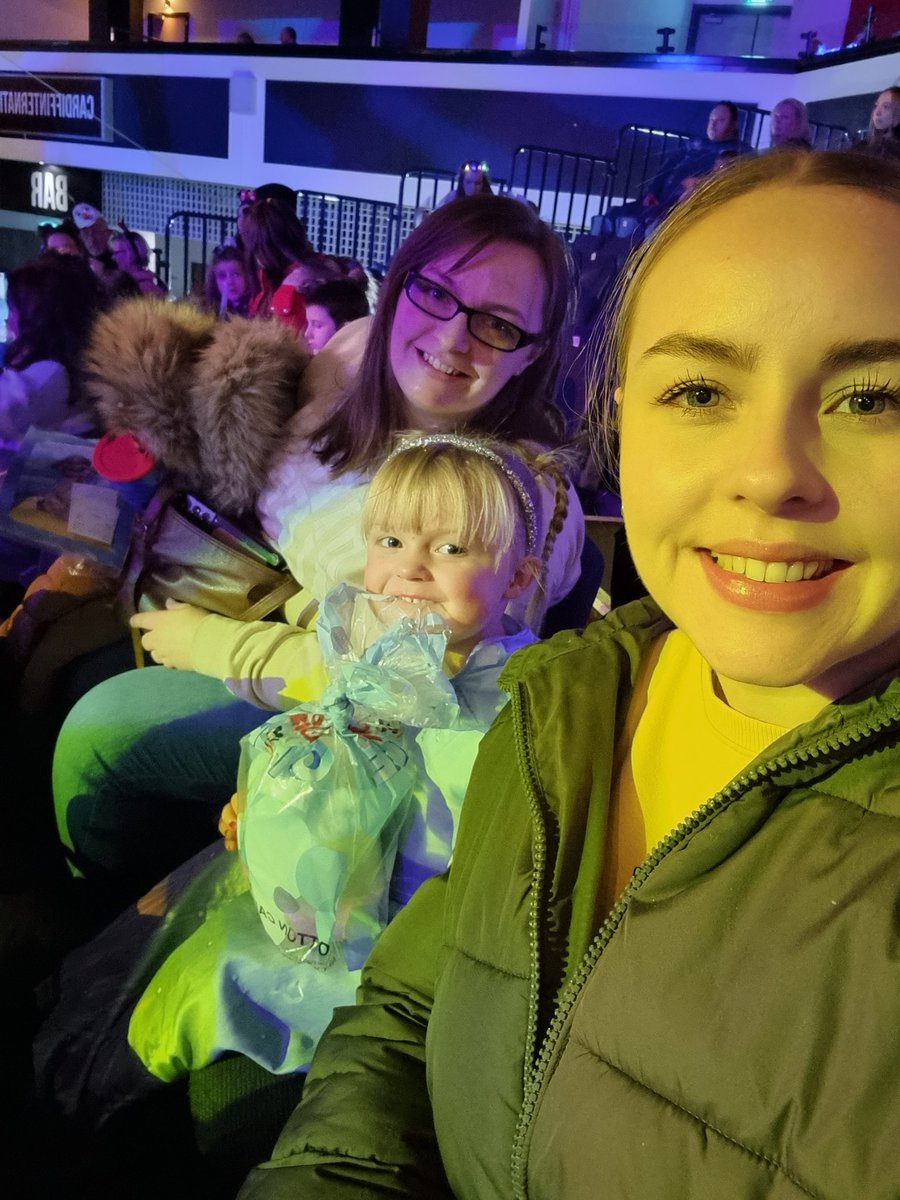BethEvs_'s tweet photo. #DisneyOnIce https://t.co/XWDwmTqDTO