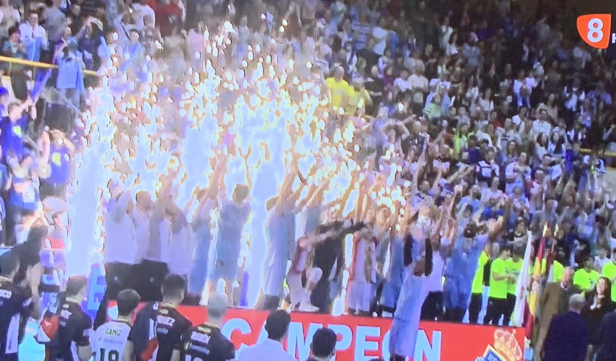 ElDiaDeSoria's tweet image. Espectacular trabajo de los compañeros de @la8soria para acercarnos la gesta del @rioduerovoley 

#SomosCampeones 🏆🏆🏆