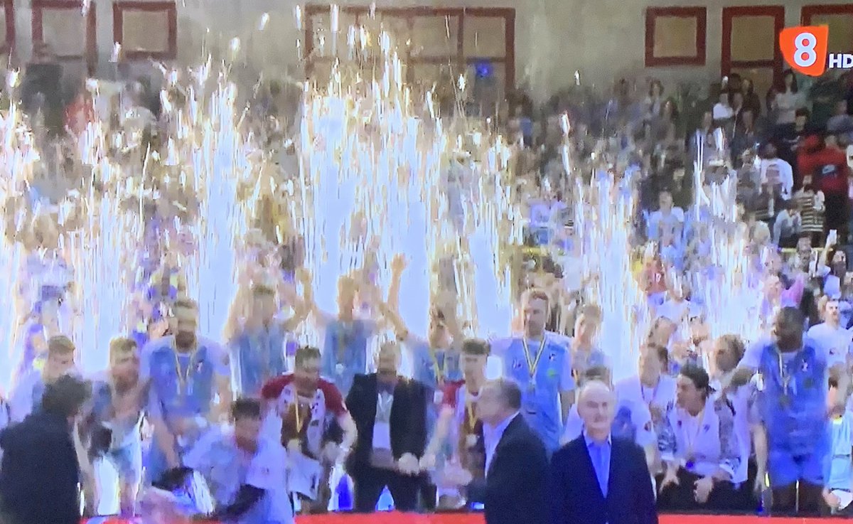 ElDiaDeSoria's tweet image. Espectacular trabajo de los compañeros de @la8soria para acercarnos la gesta del @rioduerovoley 

#SomosCampeones 🏆🏆🏆
