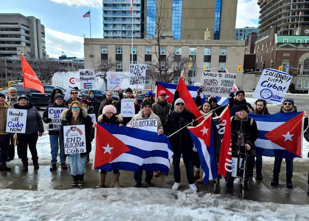 BrunoRguezP's tweet photo. Imposible silenciar tantas voces que en el mundo respaldan nuestro justo reclamo a vivir #MejorSinBloqueo.

Organizaciones solidarias, amigos y cubanos se movilizan #JuntosXCuba para denunciar esa política abusiva y criminal que asfixia y castiga a todo un pueblo🇨🇺. https://t.co/Q4WtSzIPfL