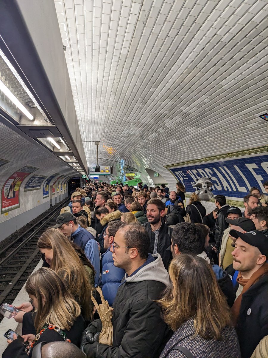 8 minutes avant le prochain train sur <a href="/Ligne12_RATP/">Ligne 12</a> à 19h, la fermeture du <a href="/Salondelagri/">Salon International de l'Agriculture</a>. <a href="/RATPgroup/">RATP Group</a> et <a href="/JeanCASTEX/">Jean Castex</a> es ce vraiment sérieux ?