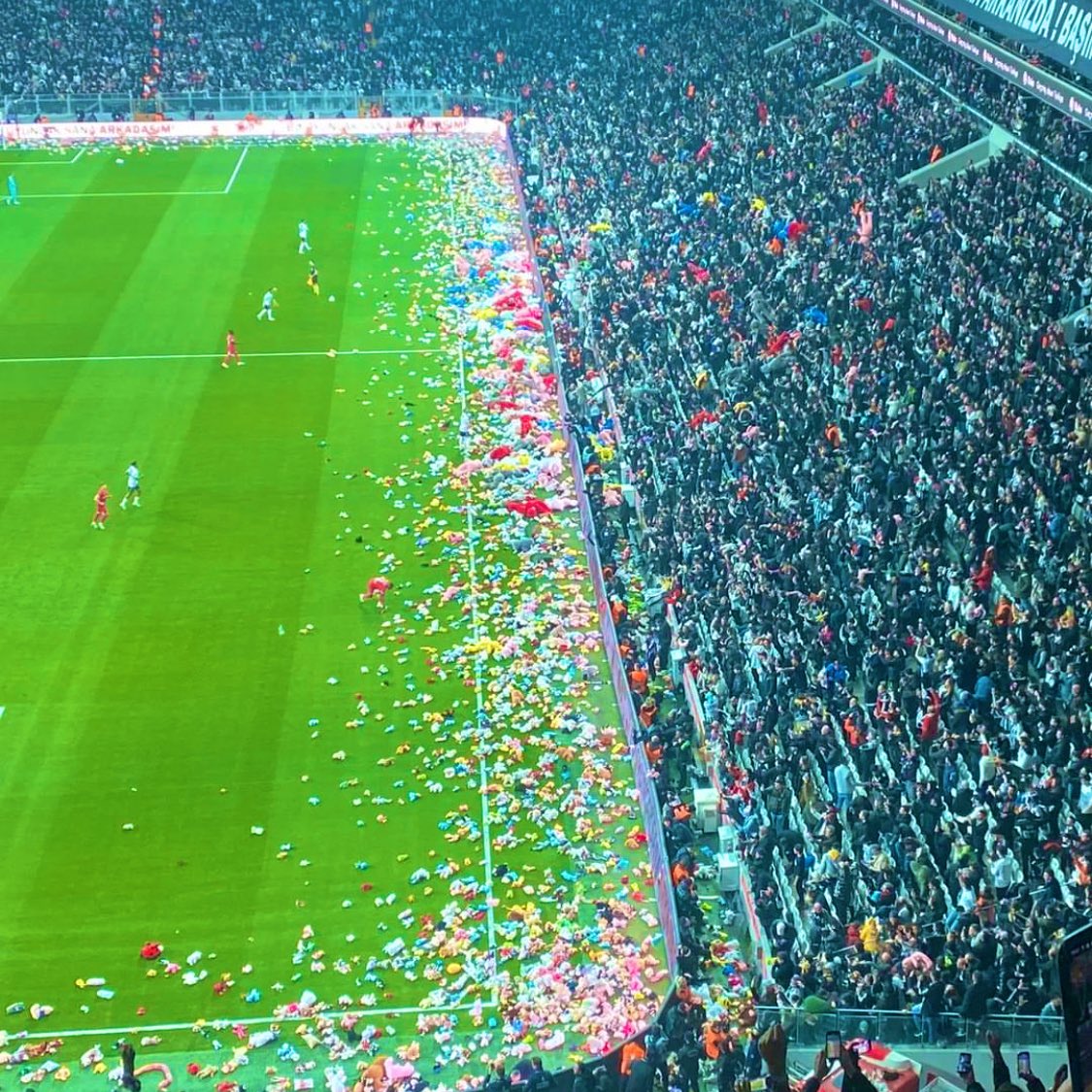 Beşiktaş tribünleri: “Çocuklar hep gülsün.”