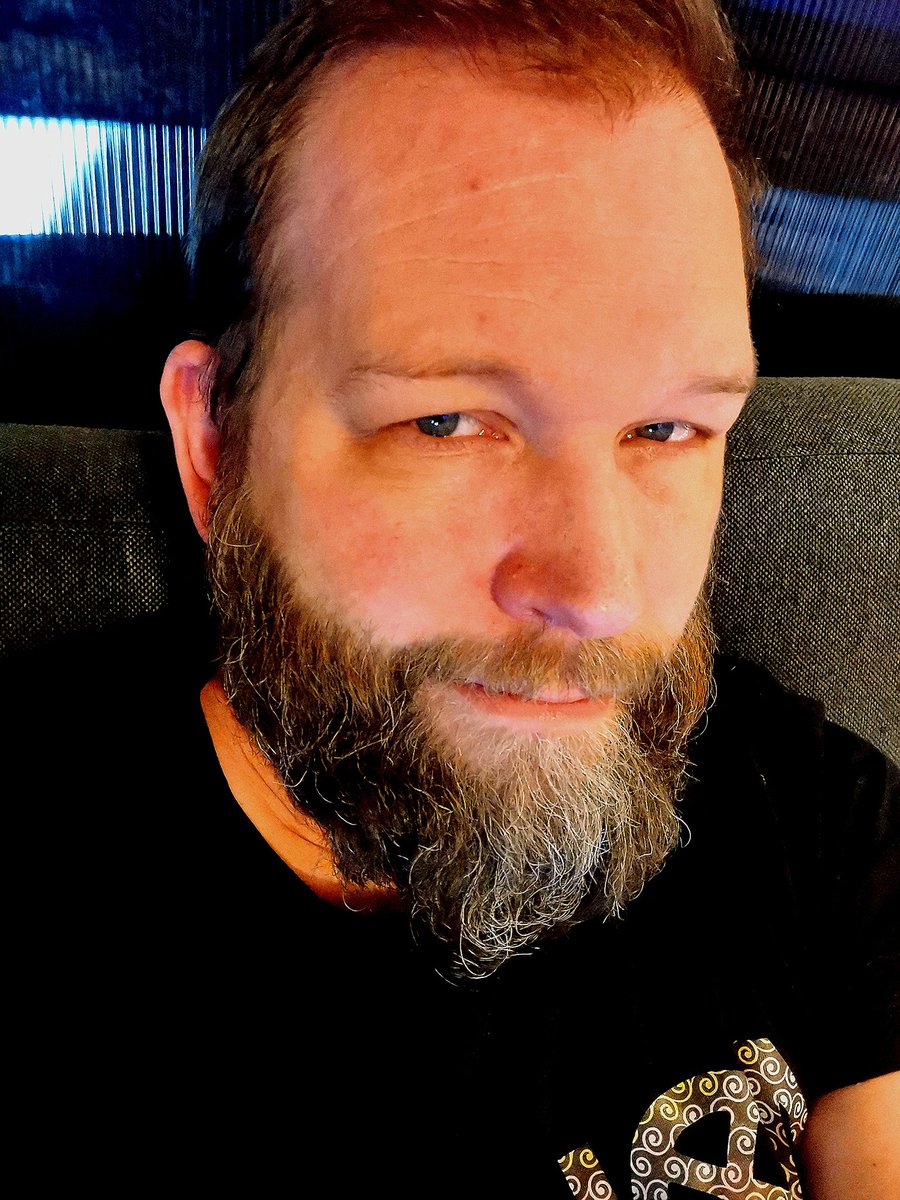 Milepæl i tegneutviklingen. 5-åringen har nå skjønt hvordan hun tegner skjegg. Gleder meg til hun får til barten. Søtt at hun alltid tegner meg "happy and festive".