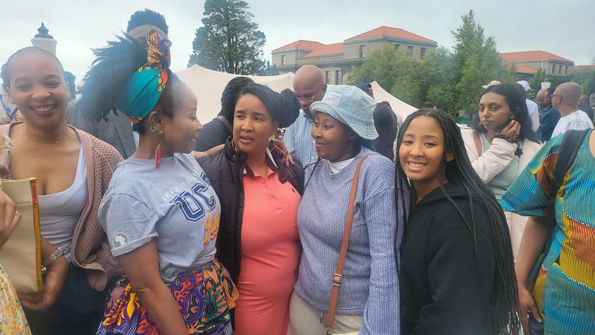 kaparoKM's tweet photo. @FabAcademic You are such an inspiration, VC. You will always have a special place in the hearts of UCT students. Happy to have met you with my family during Parents Orientation. https://t.co/nOlx3ntBYe