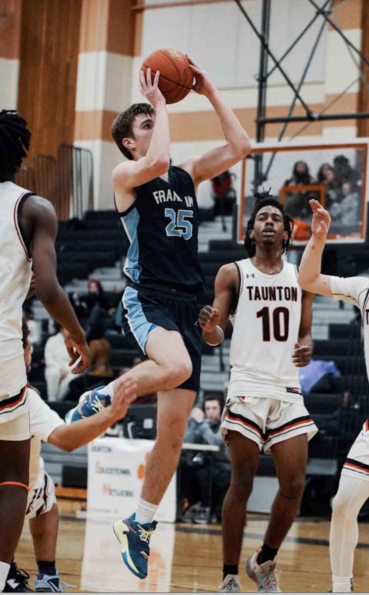 Congratulations to Sean O’Leary being named 2022-23 Hockomock League Most Valuable Player! Sean has been terrific all year and has worked so hard. He continues to shine each night and sky is the limit on his future. Great person and amazing player! So proud of you! #hardwork