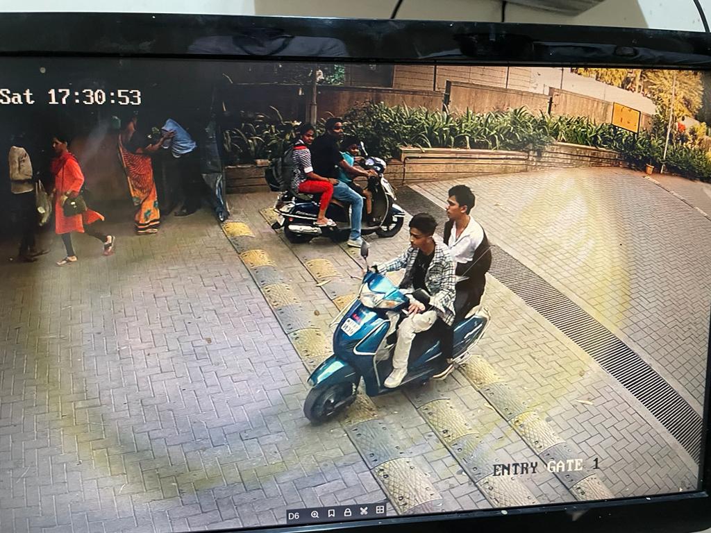 chheda_pravin's tweet photo. Really it's Daylight robbery in pick hour 5.30pm at evening.. 2 person came in #KalpataruAura society and easily stolen scooty from parking area .. #securitybreach @CPMumbaiPolice @MumbaiPolice #Suryanagarpolicestation #Parksite https://t.co/AGHdhygsGp