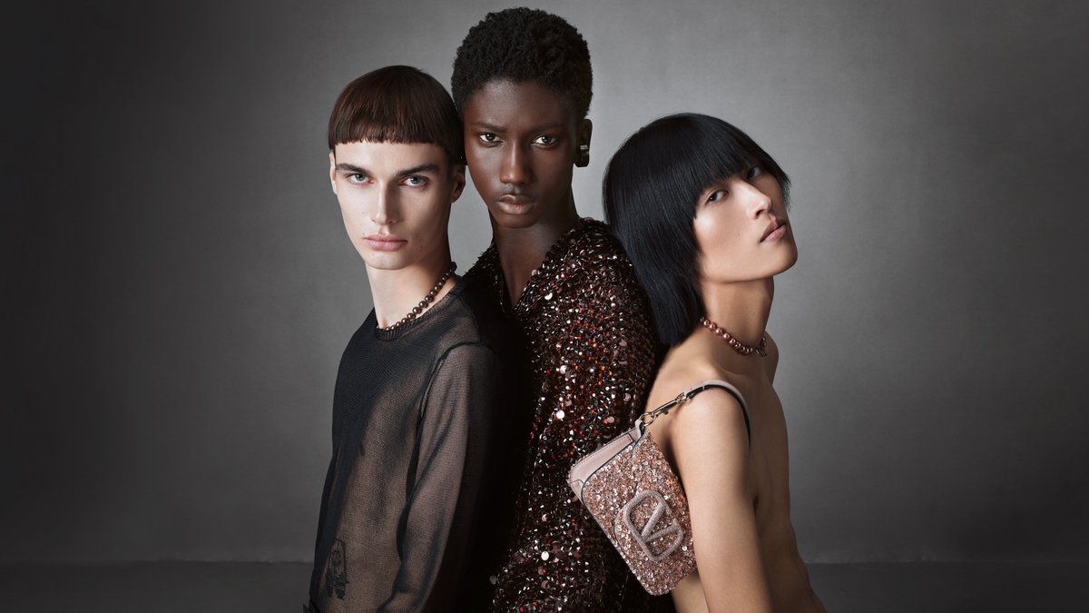 MaisonValentino's tweet image. The extraordinary, illuminated in a familiar frame.​

Personality pervades in Pierpaolo Piccioli's new campaign for #UnboxingValentino, shot by #StevenMeisel​

Shop now at on.valentino.com/UNBOXINGVALENT…