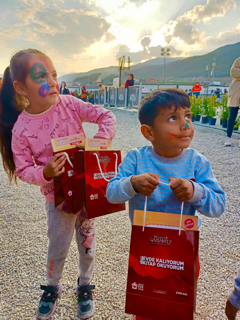 gbbkutuphaneler's tweet photo. Her koşulda çocuklarımızın yanındayız.❤️

Nurdağı ve İslahiye yanı sıra köyleri de ziyaret ederek çocuklarımızı kitaplarla buluşturuyoruz.
@GaziantepBeld 
@FatmaSahin 
@gbbmuzeleri
@gbbkulturturizm
@tcmeb 
 #çocuk #oyun #atölye #masal #etkinlik #motivasyon  #birlikte #deprem https://t.co/gojeKEWSZh